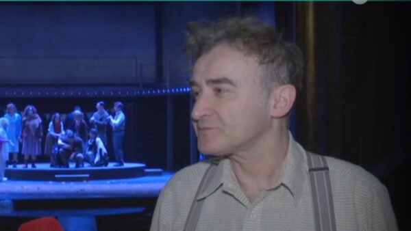 Ο Νίκος Ορφανός μιλάει στην κάμερα του αλφα