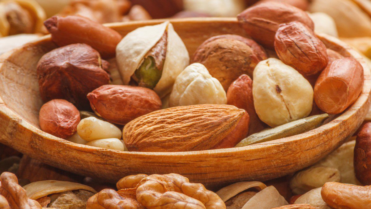 Ξηρός καρπός σε διάφορα είδη σε μπολ