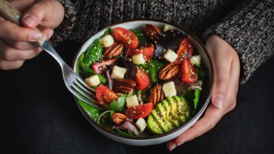 Ο ξηρός καρπός που αδυνατίζει σε σαλάτα