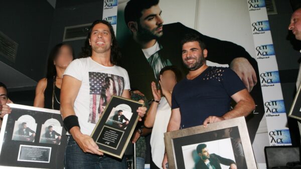 Ο Παντελής Παντελίδης με τον κιθαρίστα του