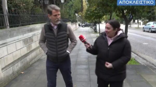 Ο Παύλος Ντε Γκρες στους δρόμους της Αθήνας