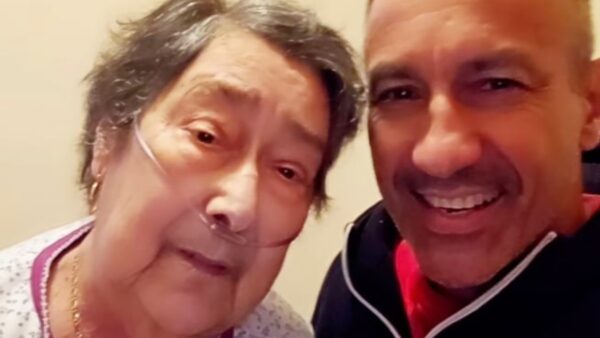 Ο Πέτρος Ίμβριος με την μητέρα του