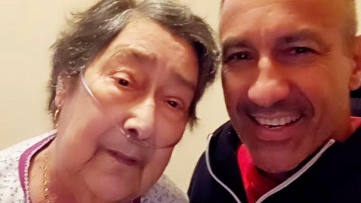 Ο Πέτρος Ίμβριος με την μητέρα του