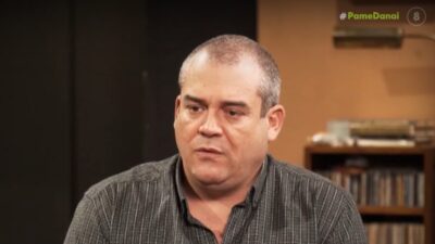 Ο Πυγμαλίων Δαδακαρίδης μιλάει σε δημοισογράφο στον θέατρο νέος ακάδημος