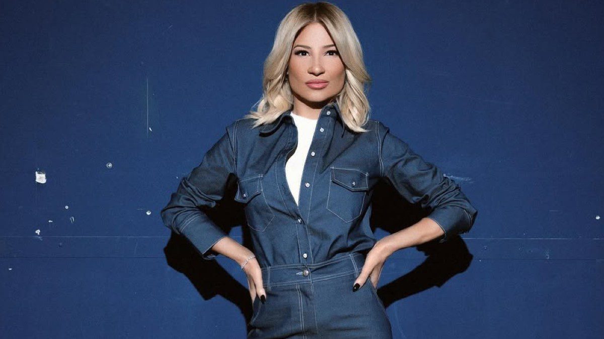 Η Φαίη Σκορδά με total denim σύνολο