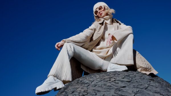 Οι τάσεις στο χιόνι με λευκό σύνολο