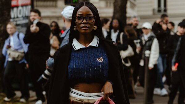 Γυναίκα με μπότες και Polo στο street style