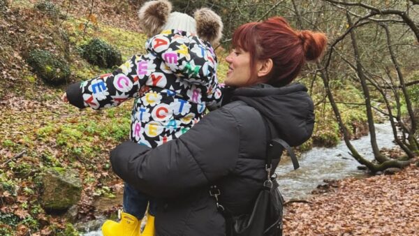 Η Μαίρη Συνατσάκη με την κόρη της Ολίβια σε εκδρομή