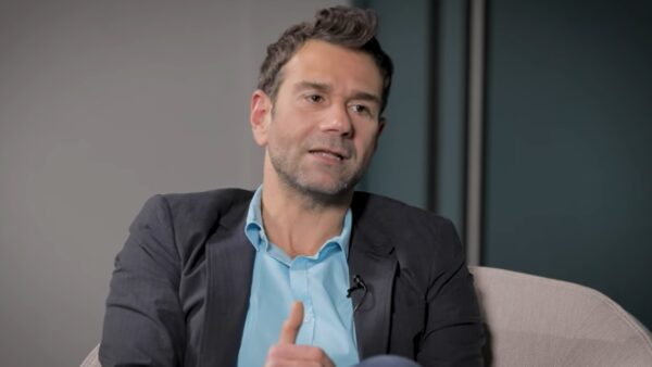 Ο Τάσος Ιορδανίδης δίνει συνέντευξη