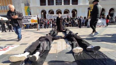 Άνθρωποι στο πάτωμα στην κεντρική πλατεία της πάτρας