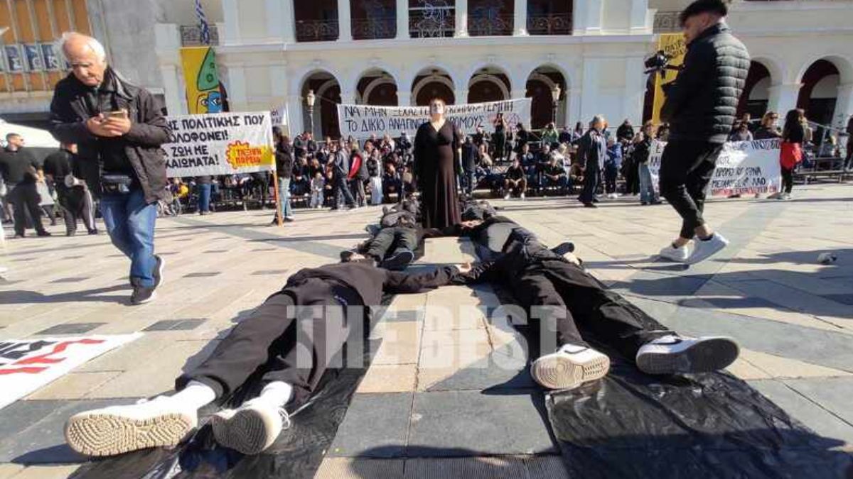 Άνθρωποι στο πάτωμα στην κεντρική πλατεία της πάτρας