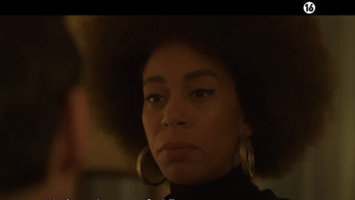 Η Τες στην σειρά η παραλία μιλάει σε κάποιον