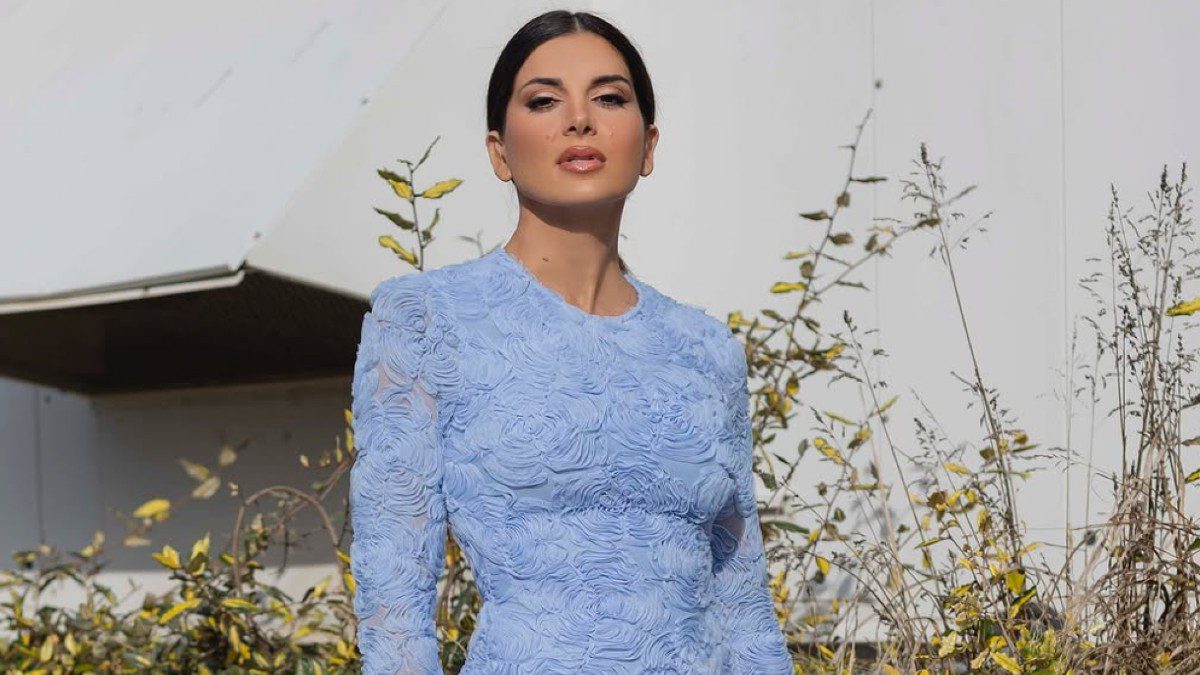 H Σταματίνα Τσιμτσιλή με γαλάζιο φόρεμα