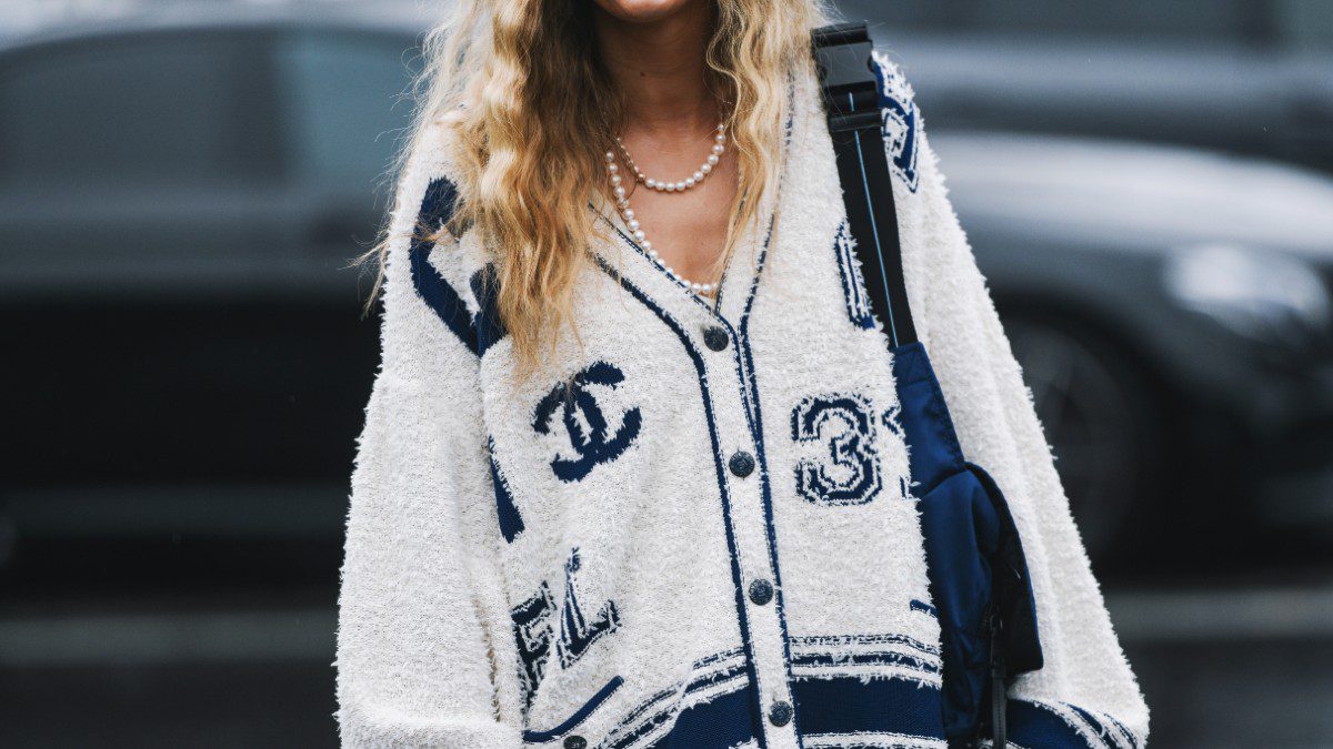 Κολιέ με πέρλες φοράει γυναίκα με ζακέτα