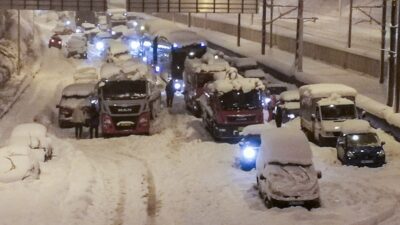 Αποκλεισμένα αυτοκίνητα στα χιόνια