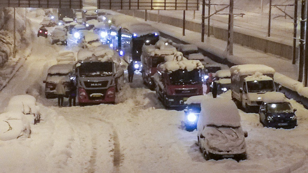Αποκλεισμένα αυτοκίνητα στα χιόνια