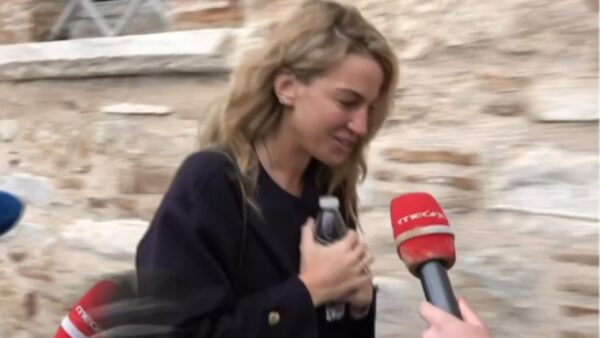 Η Χρυσή Βαρδινογιάννη έξω από την εκκλησία που θα παντρευτεί για 2η φορά