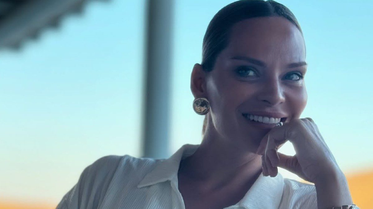 H Υβόννη Μπόσνιακ χαμογελάει στον φακό