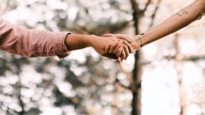 Χέρια που κρατιούνται