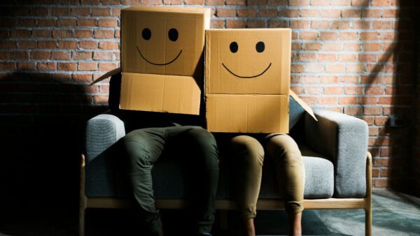 Ένα ανδρόγυνο με κούτες στο κεφάλι