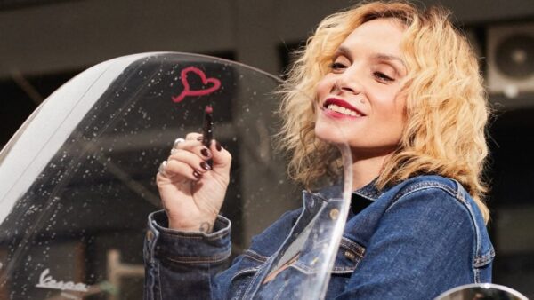 H Ελεωνόρα Ζουγανέλη με κραγιόν στο χέρι