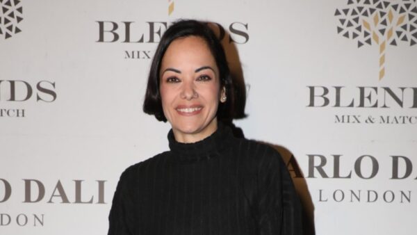 Η Κατερίνα Τσάβαλου ποζάρει στην κάμερα