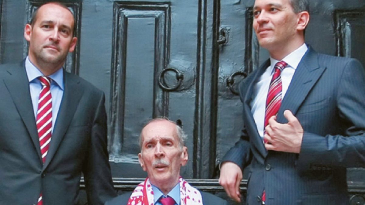 αδέρφια αγγελόπουλοι ποζάρουν στην κάμερα