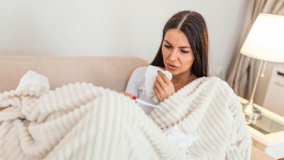 Μια γυναίκα άρρωστη στον καναπέ της