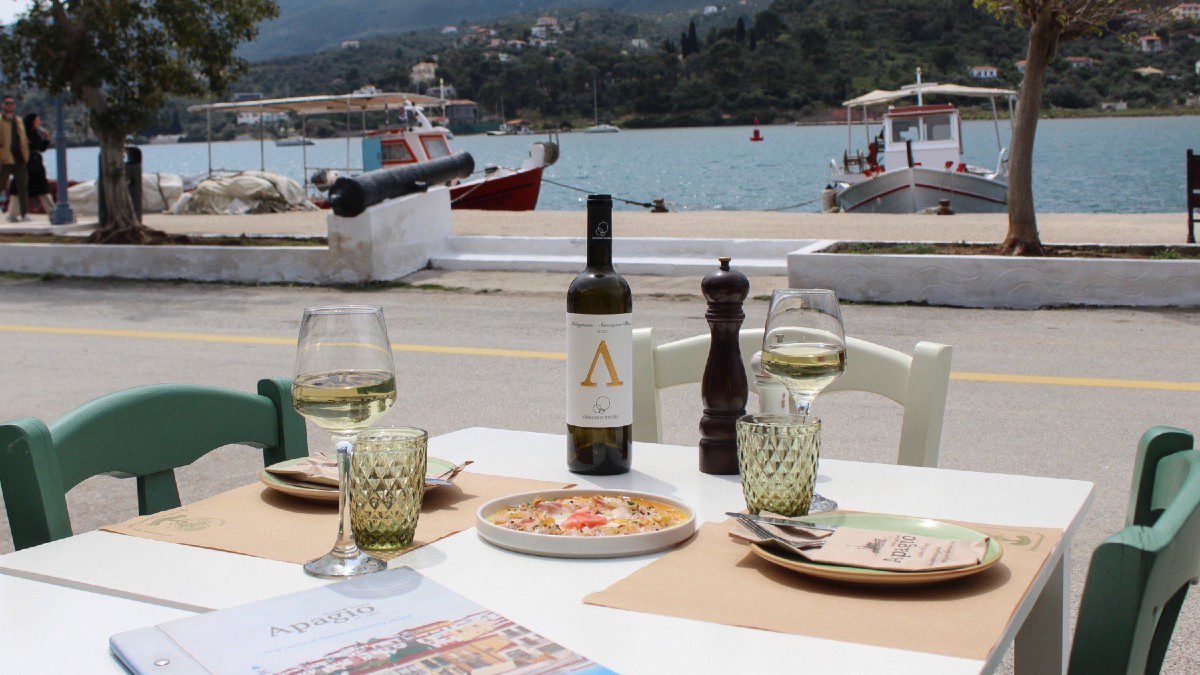 Το εστιατόριο Απάγκιο δίπλα στη θάλασσα