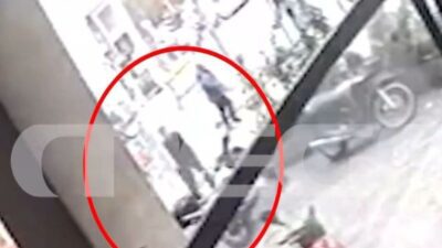 Υπάλληλοι καταστήματος μεταφέρουν τον άστεγο έξω από κτήριο