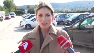 Η Αθηνά Οικονομάκου σε πάρκινγκ