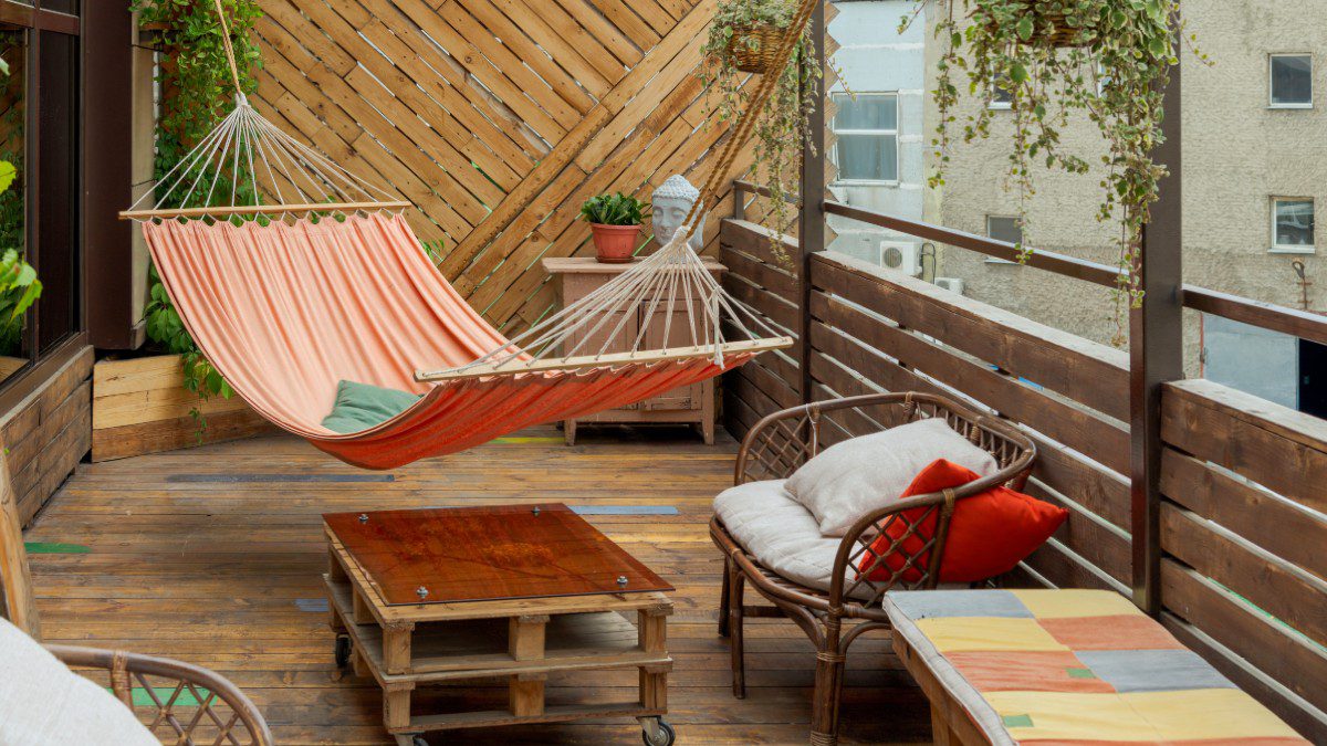 Μπαλκόνι με αιώρα και καρέκλες