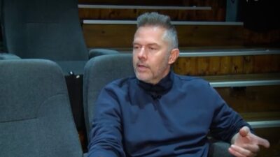 Ο Χρήστος Λούλης στο θέατρο μιλάει στην κάμερα