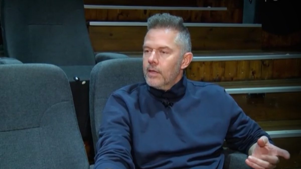 Ο Χρήστος Λούλης στο θέατρο μιλάει στην κάμερα