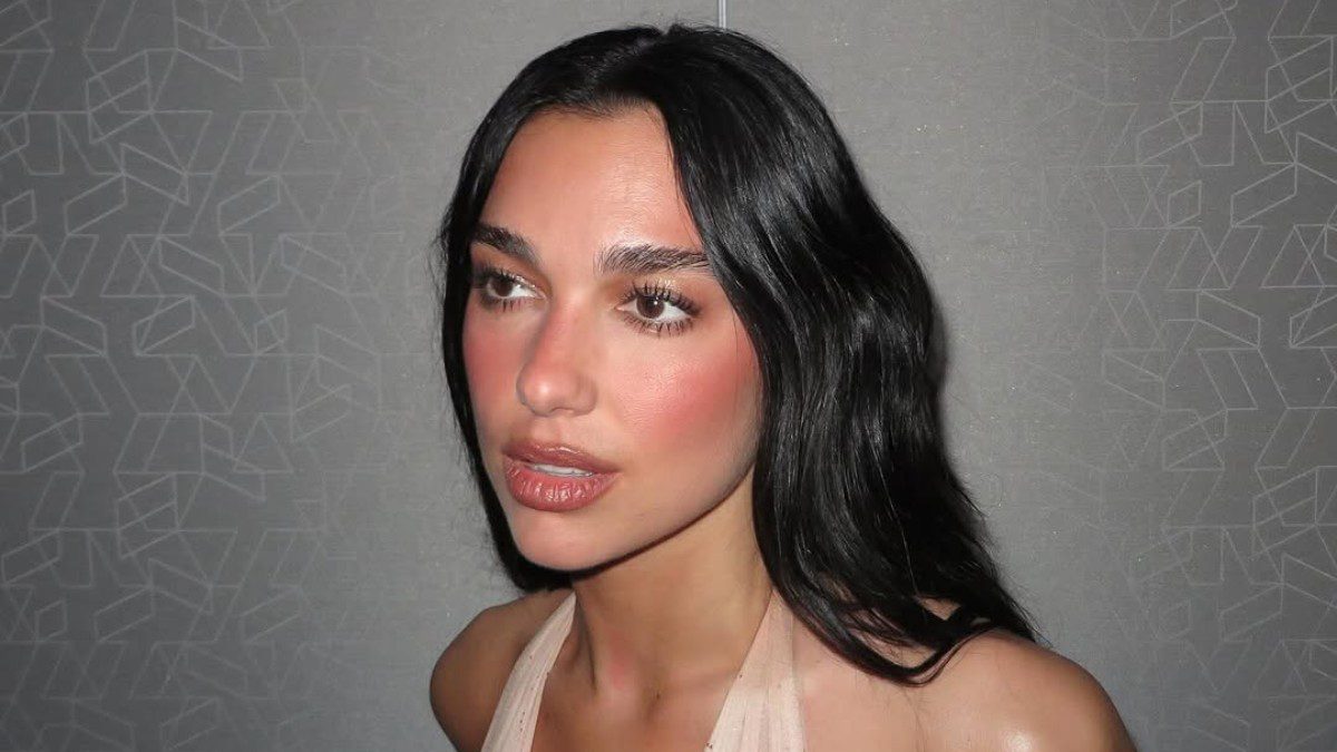 Η Dua Lipa με τη νέα τάση του μακιγιάζ για την Άνοιξη 2025
