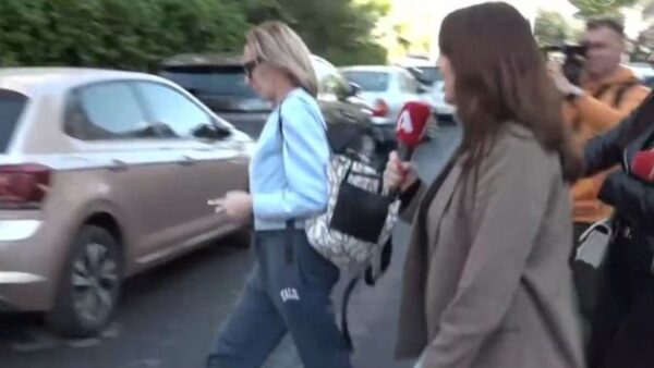 Η Εβελίνα Παπούλια με τις κάμερες να την κυνηγούν