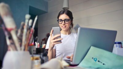 Μια κοπέλα εργάζεται στο γραφείο της