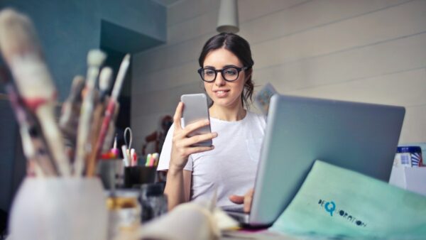 Μια κοπέλα εργάζεται στο γραφείο της