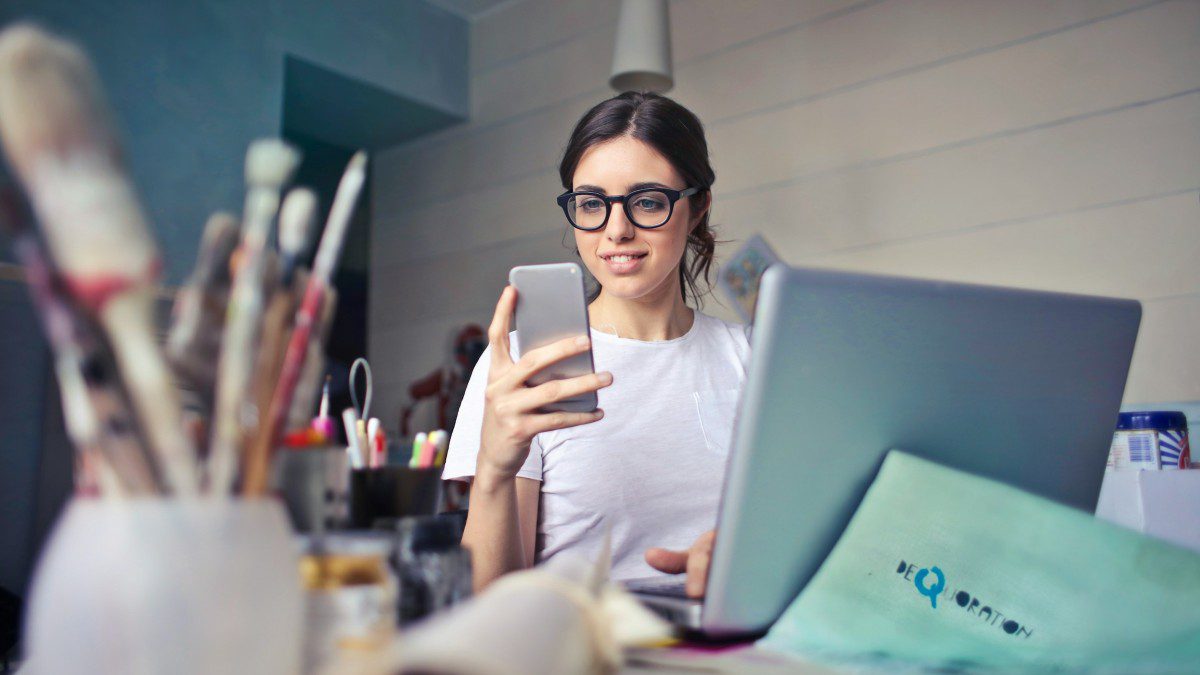 Μια κοπέλα εργάζεται στο γραφείο της