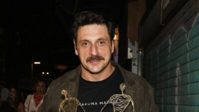 Ο Γιώργος Χρυσοστόμου μιλάει στην κάμερα του σταρ στον δρόμο