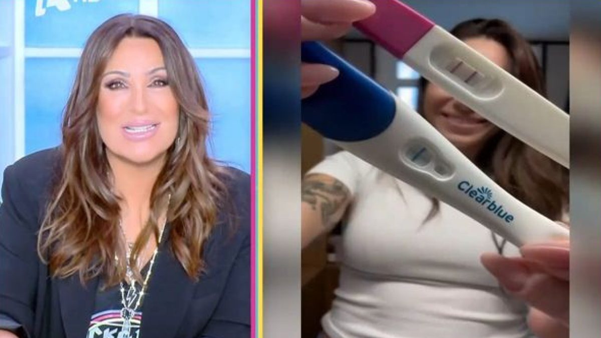 Η Ναταλία Γερμανού και η Ευρυδίκη Βαλαβάνη με τα τεστ εγκυμοσύνης της