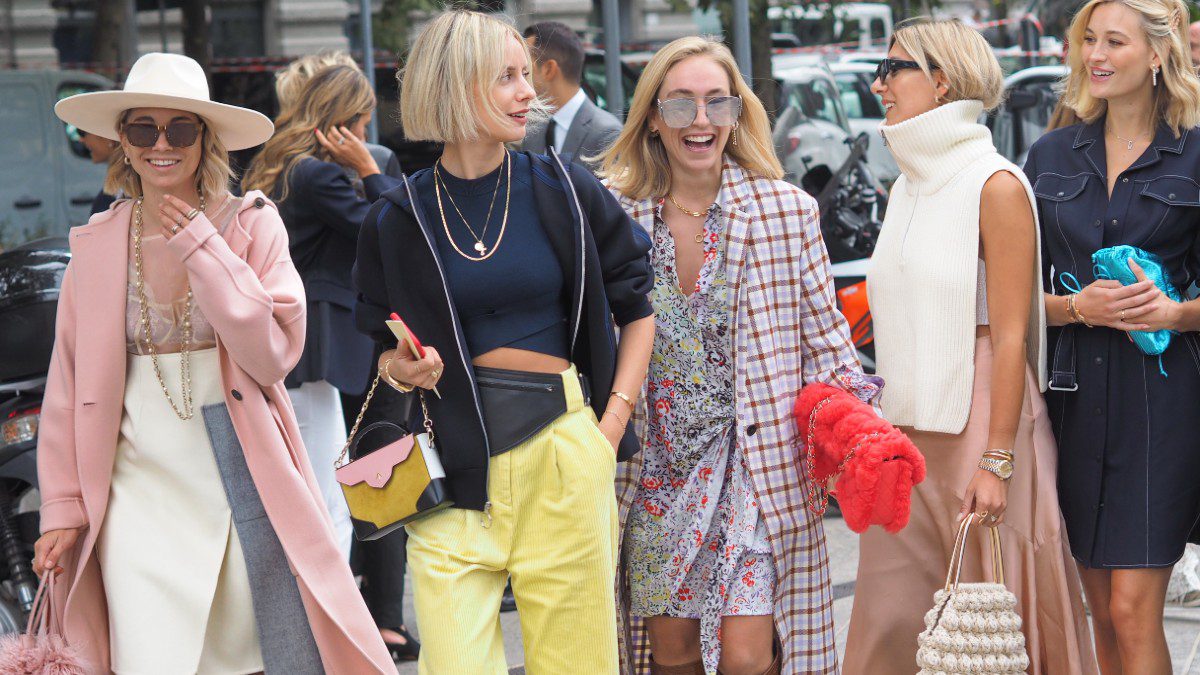 Η τσάντα που κρατάνε τα κορίτσια στο street style