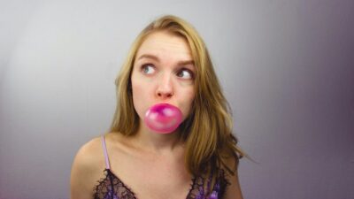 Μια κοπέλα που κάνει φούσκα