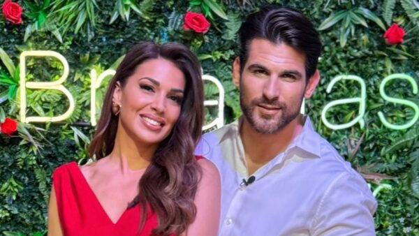 Η Ελένη και ο Ετεοκλής ποζάρουν αγκαλιά