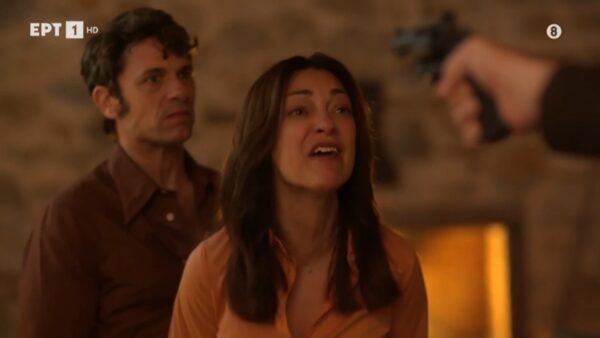 Η Ηλέκτρα απειλείται με όπλο στη σειρά «Ηλεκτρα»