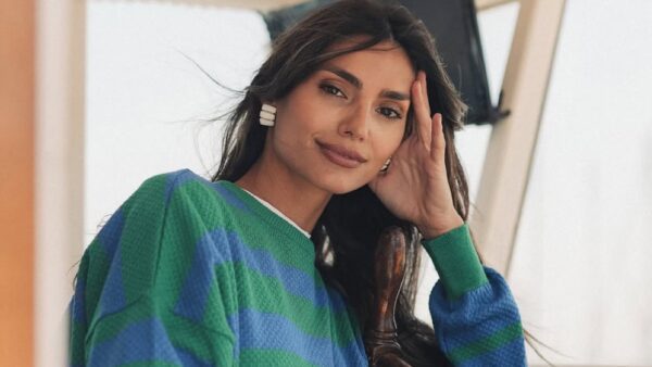 H Ηλιάνα Παπαγεωργίου με ριγέ πουλόβερ