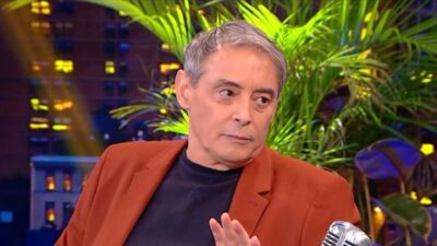 Ο Ιορδάνης Χασαπόπουλος στο πλατό του The 2night show