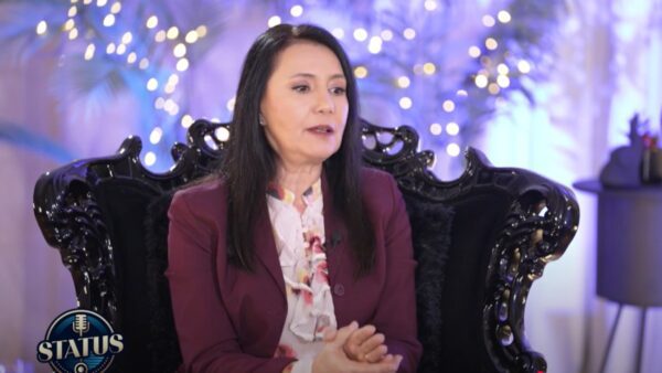 Η Ηρώ Μουκίου στην καρέκλα του status