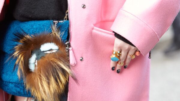 Γυναίκα με κοσμήματα στο street style