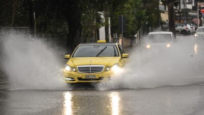 Ένα ταξί μέσα στην βροχή